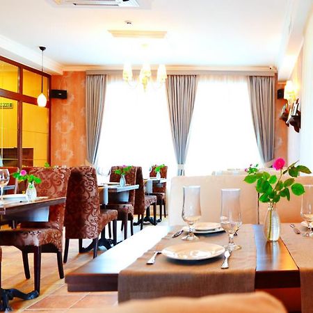 Hotel Ajur Одеса Екстериор снимка